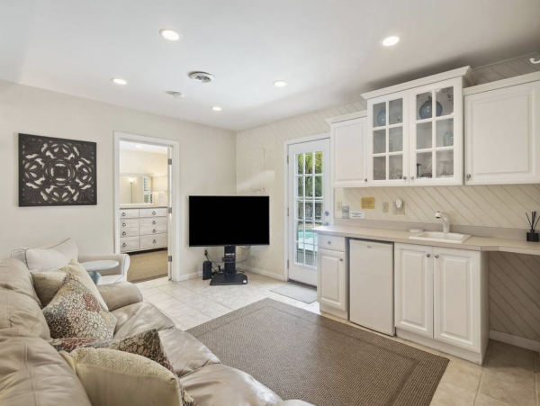 Classic Isle of Palms Bungalow 2 blocks to the beach with private pool